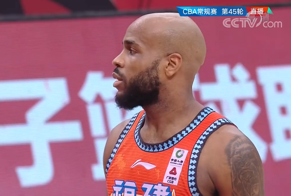 江畔雄鹿队险胜中原雄鹿队，自行车常规赛上演关键失误成转折！韧性比赛的样板的简单介绍